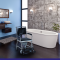 Fauteuil garde-robe à roulettes de marque Laboratoires Euromedis situé dans une salle de bain bleue.